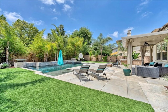 46379 Canyon Crest Ct, Temecula, CA 92592 - fenced backyard with ceiling fan and a patio