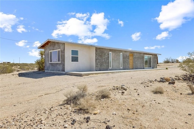64515 Del Oro Rd, Joshua Tree, CA 92252 - rear view of house with stucco siding