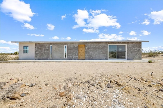 64515 Del Oro Rd, Joshua Tree, CA 92252 - back of property with stucco siding