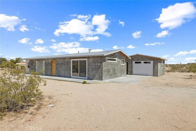 64515 Del Oro Rd, Joshua Tree, CA 92252 - view of front of house featuring driveway, an outdoor structure, and a garage