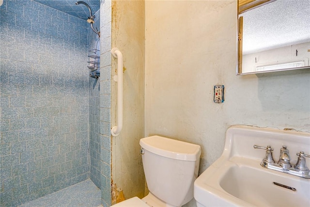 1510 E 53rd St, Long Beach, CA 90805 - bathroom featuring a tile shower and a textured ceiling