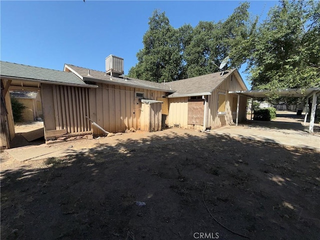 2915 Lanning Ave, Redding, CA 96001 - back of property with roof with shingles