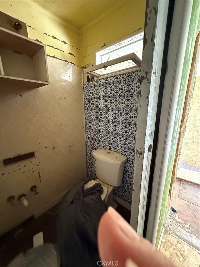 2915 Lanning Ave, Redding, CA 96001 - bathroom featuring toilet