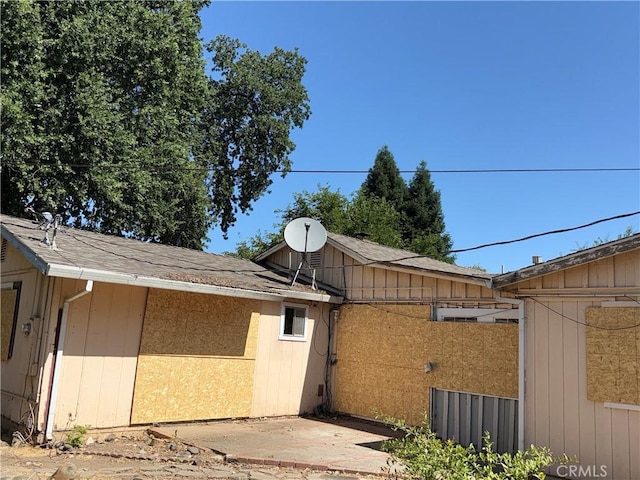 2915 Lanning Ave, Redding, CA 96001 - view of side of property with roof with shingles