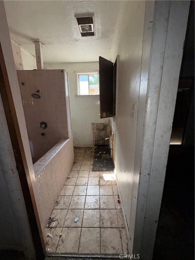 2915 Lanning Ave, Redding, CA 96001 - full bath with a bath