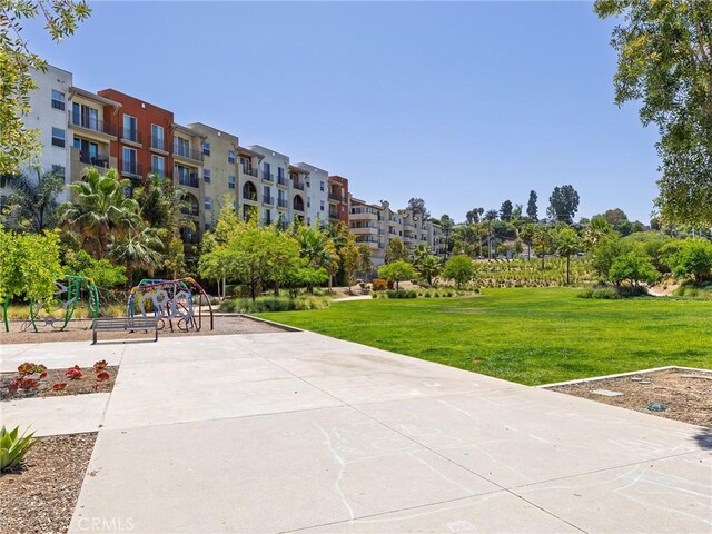1673 Lexington Ln, San Pedro, CA 90732 - surrounding community with a yard