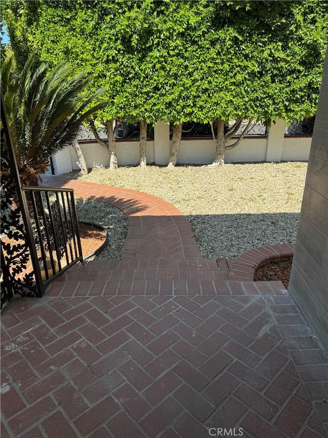 5230 Seville Ave, Encino, CA 91436 - view of patio / terrace