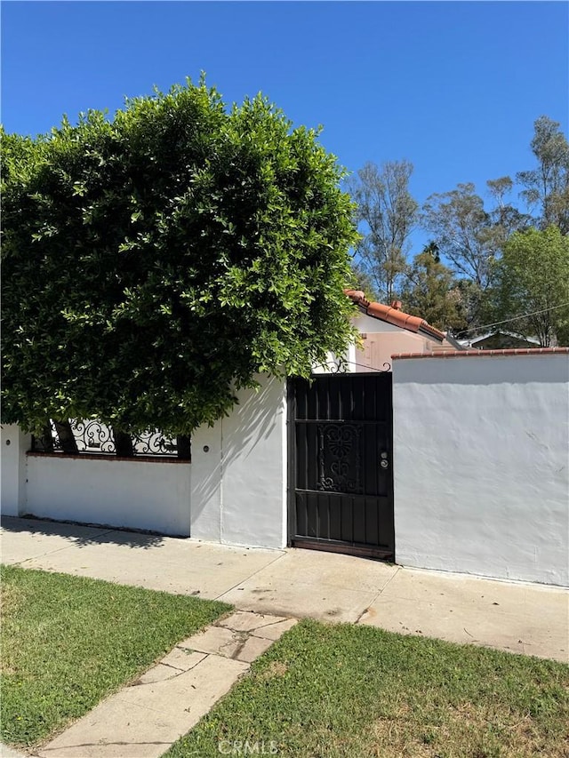 5230 Seville Ave, Encino, CA 91436 - view of gate