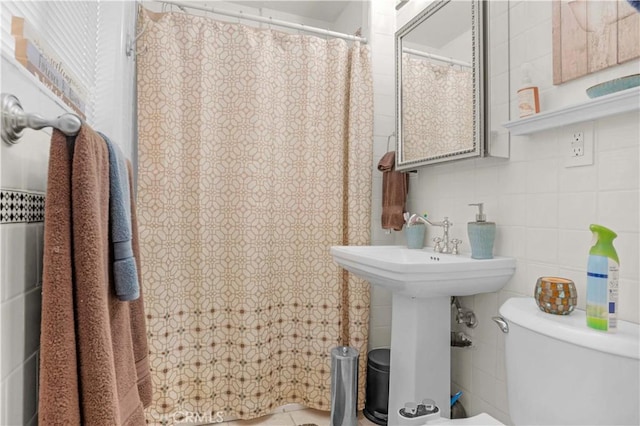 23609 Canyon Lake Dr N, Canyon Lake, CA 92587 - bathroom featuring tile walls, decorative backsplash, and curtained shower