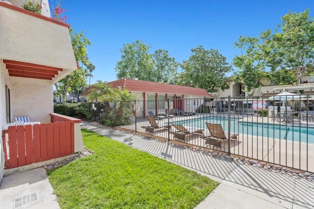 8649 Lake Murray Blvd Unit 4, San Diego, CA 92119 - community pool with a patio