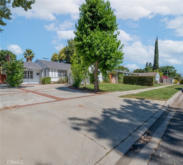 6535 Comanche Ave, Winnetka, CA 91306 - view of front of house featuring driveway and a front yard