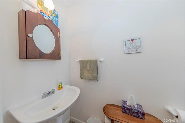 53235 Finegold Creek Ct, North Fork, CA 93643 - half bath with a sink