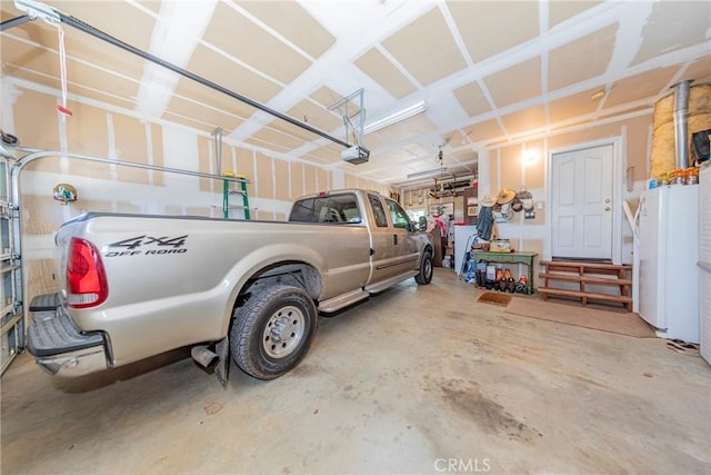 53235 Finegold Creek Ct, North Fork, CA 93643 - garage featuring a garage door opener