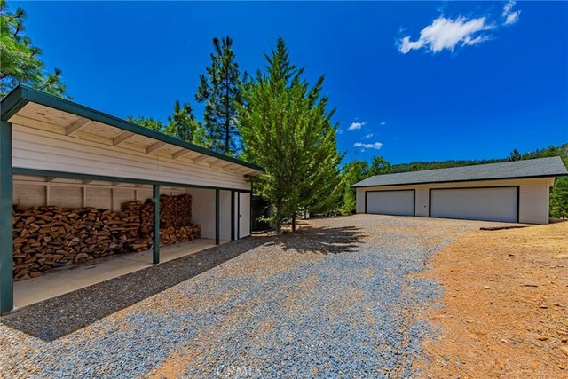 53235 Finegold Creek Ct, North Fork, CA 93643 - view of side of property with an outbuilding and a garage