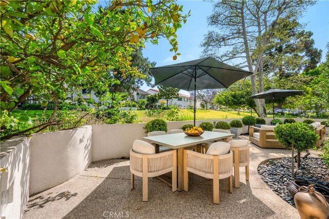 417 Vista Suerte, Newport Beach, CA 92660 - view of patio / terrace with outdoor dining area
