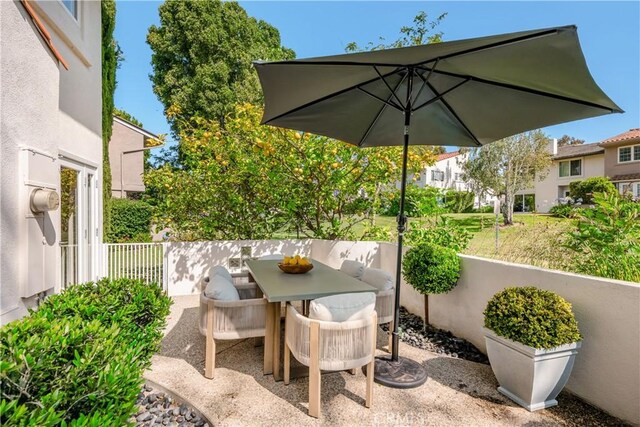 417 Vista Suerte, Newport Beach, CA 92660 - view of patio with outdoor dining area