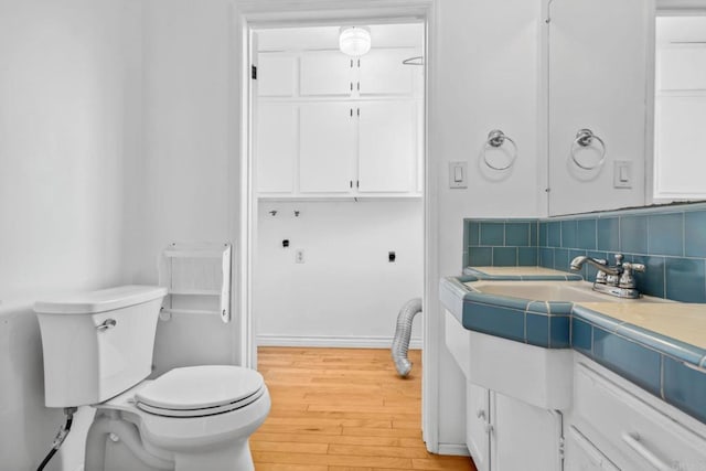 5038 Hastings Rd, San Diego, CA 92116 - bathroom featuring wood finished floors, vanity, and tasteful backsplash