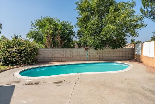 17571 Shamrock Ave, Fontana, CA 92336 - view of swimming pool with a fenced backyard and a patio area