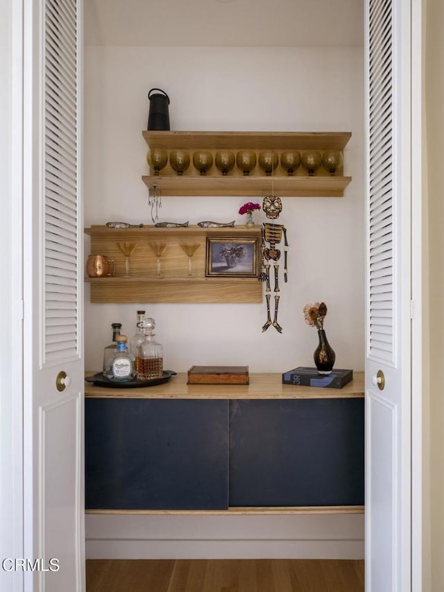 1070 Montecito Dr, Los Angeles, CA 90031 - view of indoor dry bar