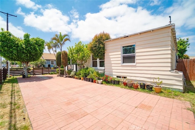 1335 W Burnett St, Long Beach, CA 90810 - view of patio / terrace