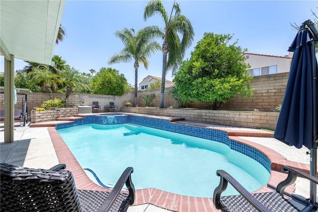 2578 Bryce Ct, Colton, CA 92324 - view of swimming pool featuring a fenced backyard and a pool with connected hot tub