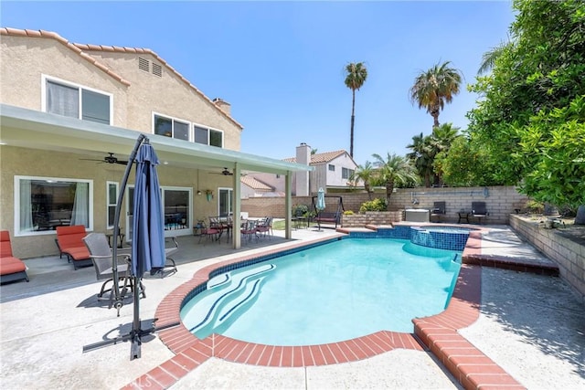 2578 Bryce Ct, Colton, CA 92324 - view of pool featuring a ceiling fan, a fenced backyard, a patio area, a pool with connected hot tub, and outdoor dining space