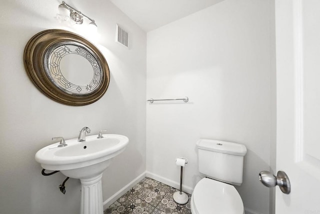 575 Otay Lakes Rd Unit 26, Chula Vista, CA 91913 - bathroom with baseboards and toilet