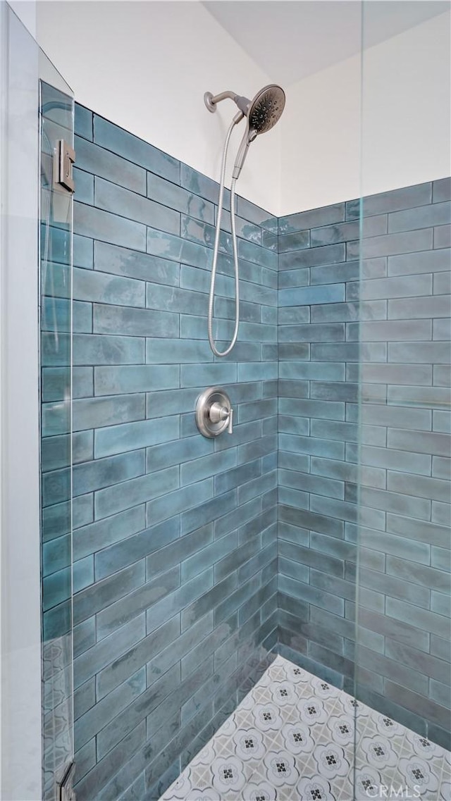 815 N Hagar St, San Fernando, CA 91340 - bathroom featuring a tile shower