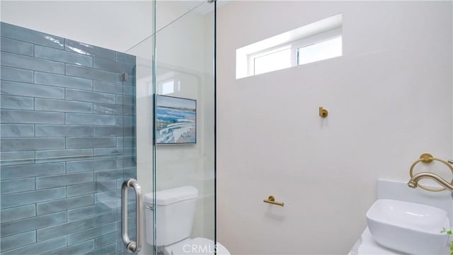 815 N Hagar St, San Fernando, CA 91340 - full bathroom featuring toilet and a tile shower