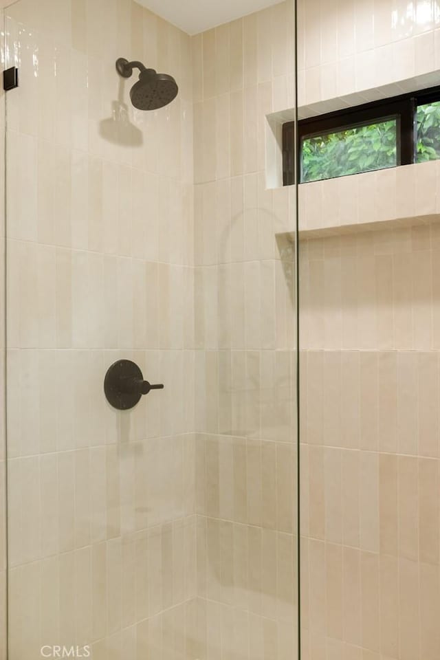 2334 Glover Pl, Los Angeles, CA 90031 - full bath featuring tiled shower