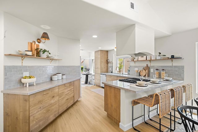 1481 Camino Linda Dr, San Marcos, CA 92078 - kitchen with open shelves, modern cabinets, a breakfast bar area, backsplash, and recessed lighting