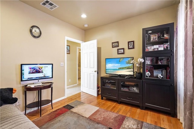 56665672 Franklin Ave, Los Angeles, CA 90028 - living room featuring light wood-style floors and recessed lighting