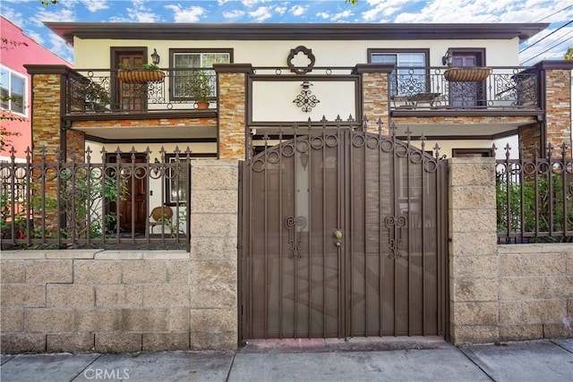56665672 Franklin Ave, Los Angeles, CA 90028 - gate with a fenced front yard