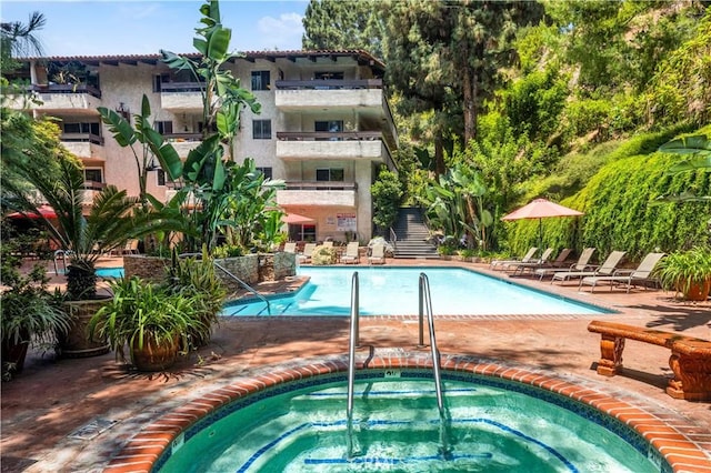 2700 Cahuenga Blvd E Unit 1302, Los Angeles, CA 90068 - community pool with a hot tub and a patio area