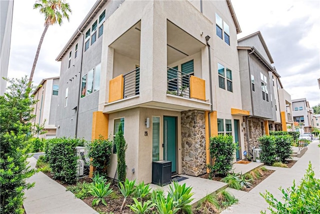 275 Pin Ln, Covina, CA 91722 - view of property with a residential view