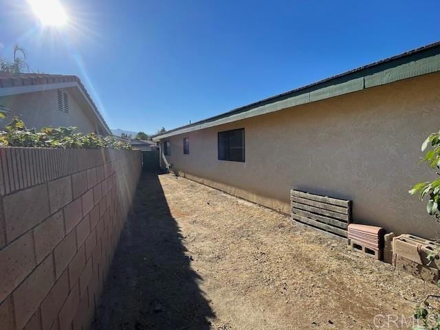 1003 Amherst Ave, Hemet, CA 92544 - view of side of home with stucco siding