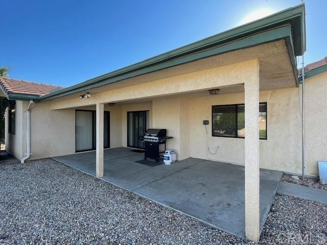 1003 Amherst Ave, Hemet, CA 92544 - back of property with stucco siding and a patio area