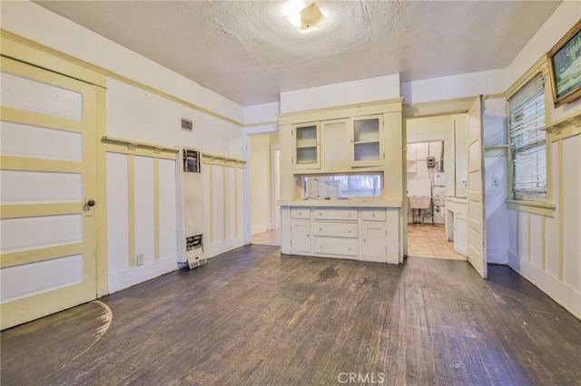 1615 W 39th Pl, Los Angeles, CA 90062 - foyer entrance with dark wood-style floors and a textured ceiling