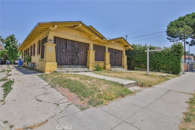 1615 W 39th Pl, Los Angeles, CA 90062 - bungalow-style home featuring stucco siding