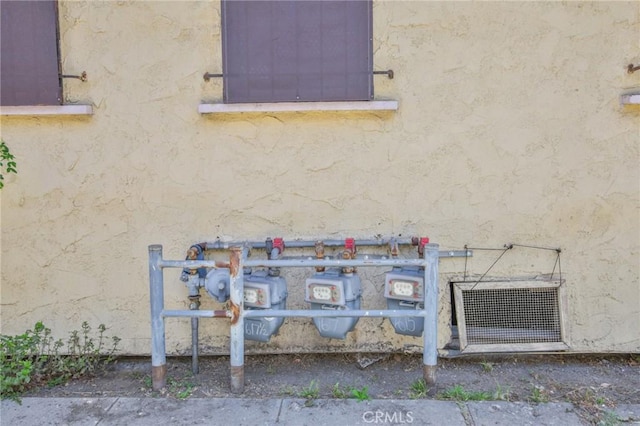 1615 W 39th Pl, Los Angeles, CA 90062 - exterior view of stucco siding and gas meter