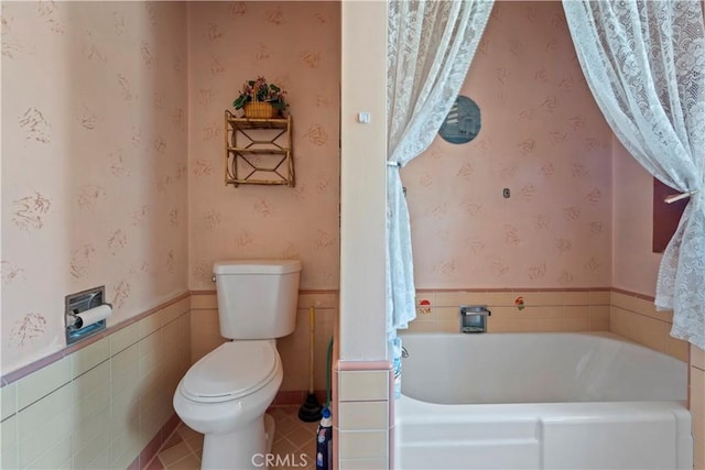 100 E Buena Vista St, Barstow, CA 92311 - full bath featuring a garden tub, wainscoting, wallpapered walls, and tile patterned flooring