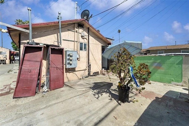 5868 Estrella Ave, Los Angeles, CA 90044 - back of property with stucco siding and a patio
