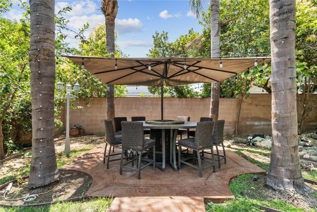 6355 Yolanda Ave, Tarzana, CA 91335 - view of patio / terrace with outdoor dining space