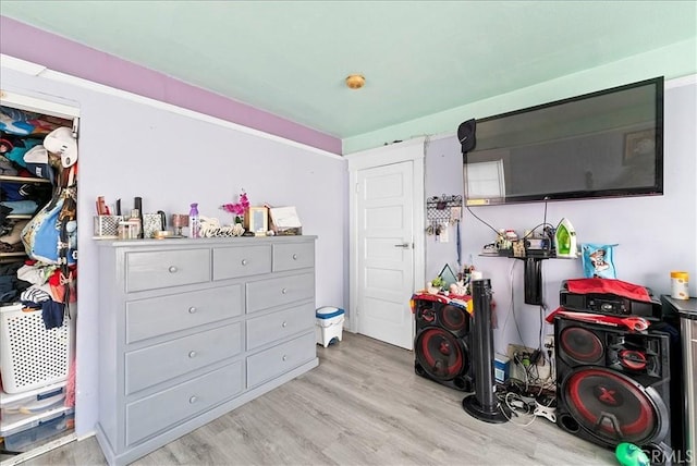 1665 Arlington Ave, Los Angeles, CA 90019 - bedroom with light wood-style floors