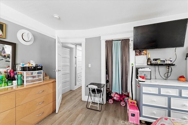 1665 Arlington Ave, Los Angeles, CA 90019 - bedroom with light wood-style floors