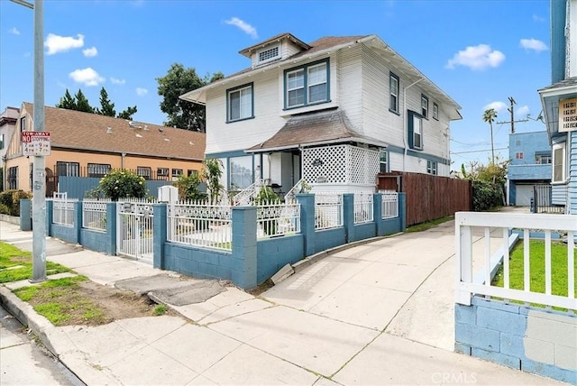 1665 Arlington Ave, Los Angeles, CA 90019 - view of front facade featuring a fenced front yard and a porch
