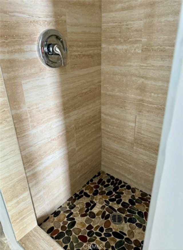 10224 Fernglen Ave, Tujunga, CA 91042 - bathroom featuring tiled shower and stone flooring