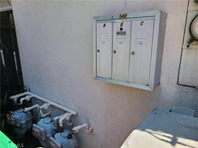 1548 N Elm Ave, Costa Mesa, CA 92626 - exterior view of mail area and stucco siding