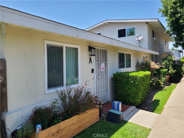 1548 N Elm Ave, Costa Mesa, CA 92626 - view of front of property featuring stucco siding