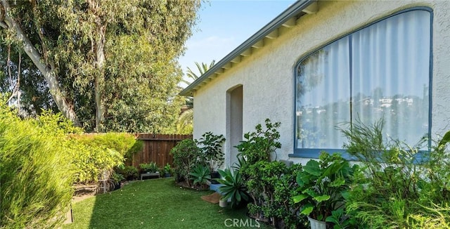 3209 Bennett Dr, Los Angeles, CA 90068 - view of side of property with stucco siding